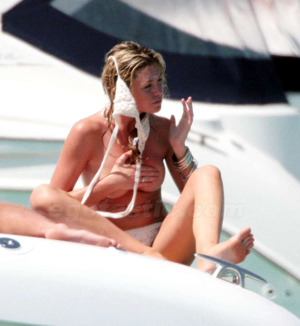 Abigail clancy profite de la piscine en topless et montre son corps sexy en bikini.
 #75362370