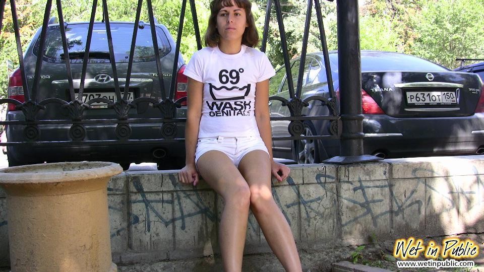 Une estivante en short blanc et tee-shirt coquin se fait pisser dessus en plein air.
 #73243736