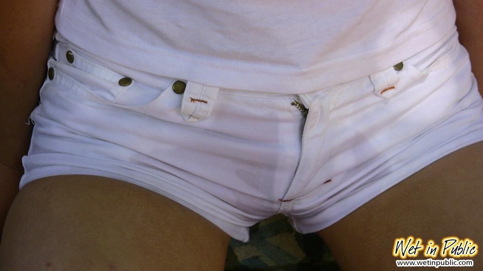 Une estivante en short blanc et tee-shirt coquin se fait pisser dessus en plein air.
 #73243787