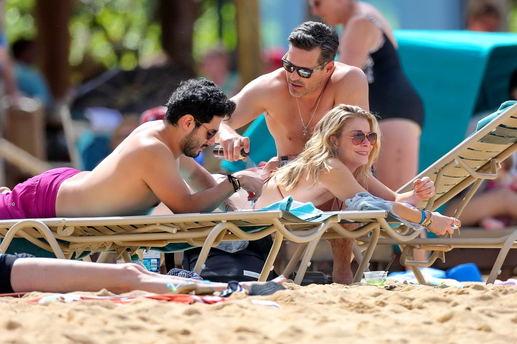 Leann rimes en bikini bronceándose en una playa de hawaii
 #75203251