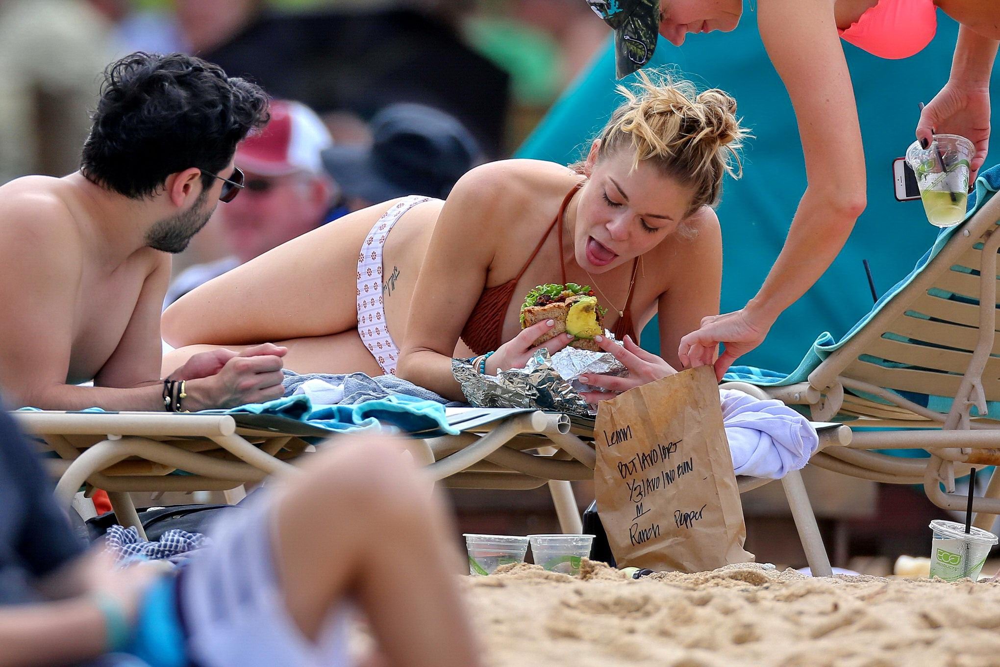 Leann rimes en bikini bronzant sur une plage hawaïenne.
 #75203282