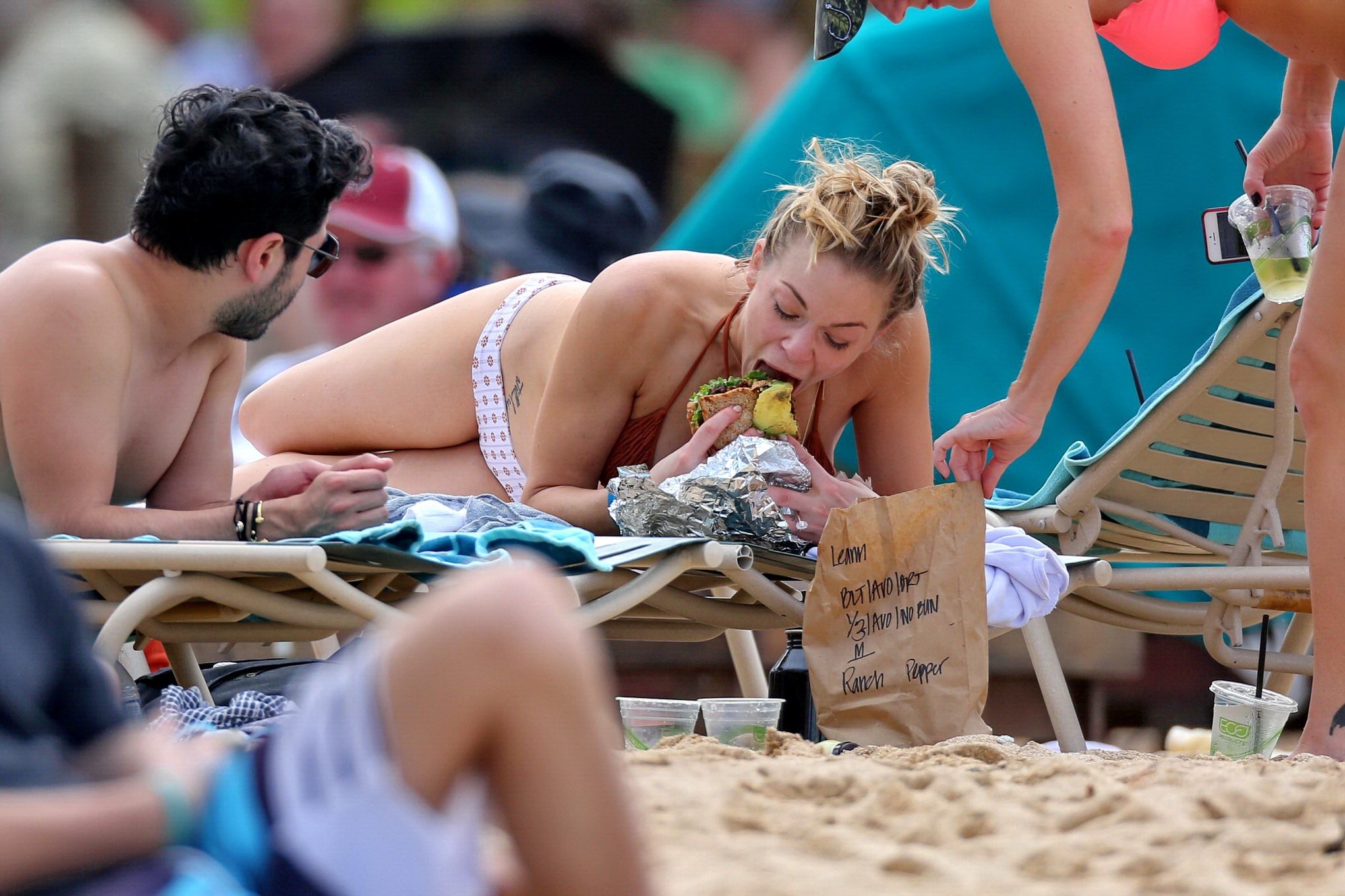 Leann rimes en bikini bronceándose en una playa de hawaii
 #75203290