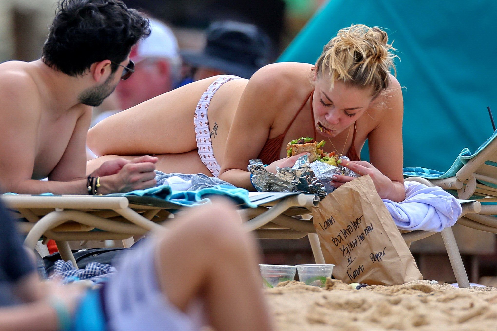 Leann rimes en bikini bronceándose en una playa de hawaii
 #75203295