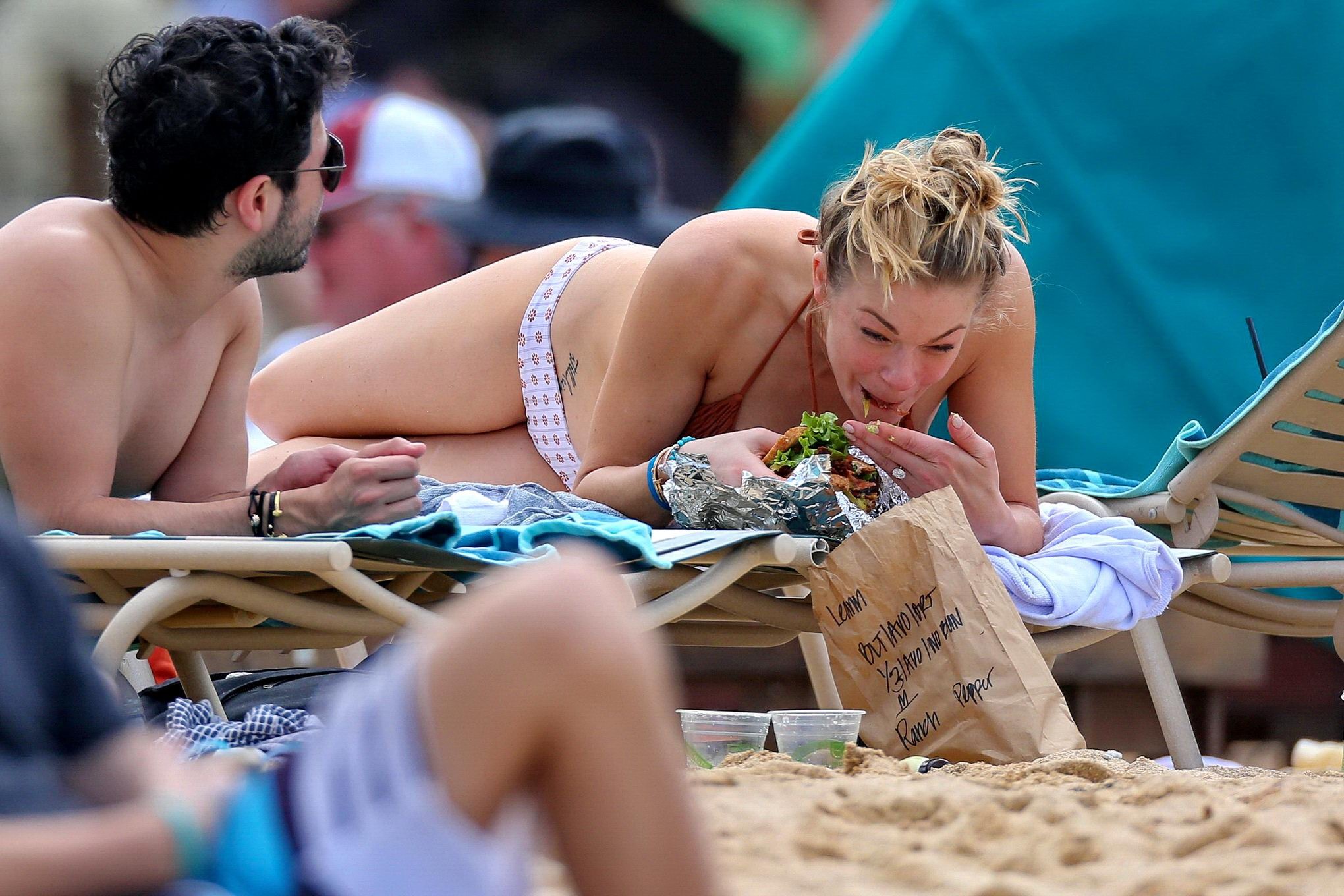 Leann rimes en bikini bronzant sur une plage hawaïenne.
 #75203300