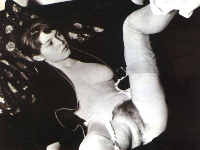 Brigitte bardot montre ses seins, ses fesses et sa pioche
 #75263284