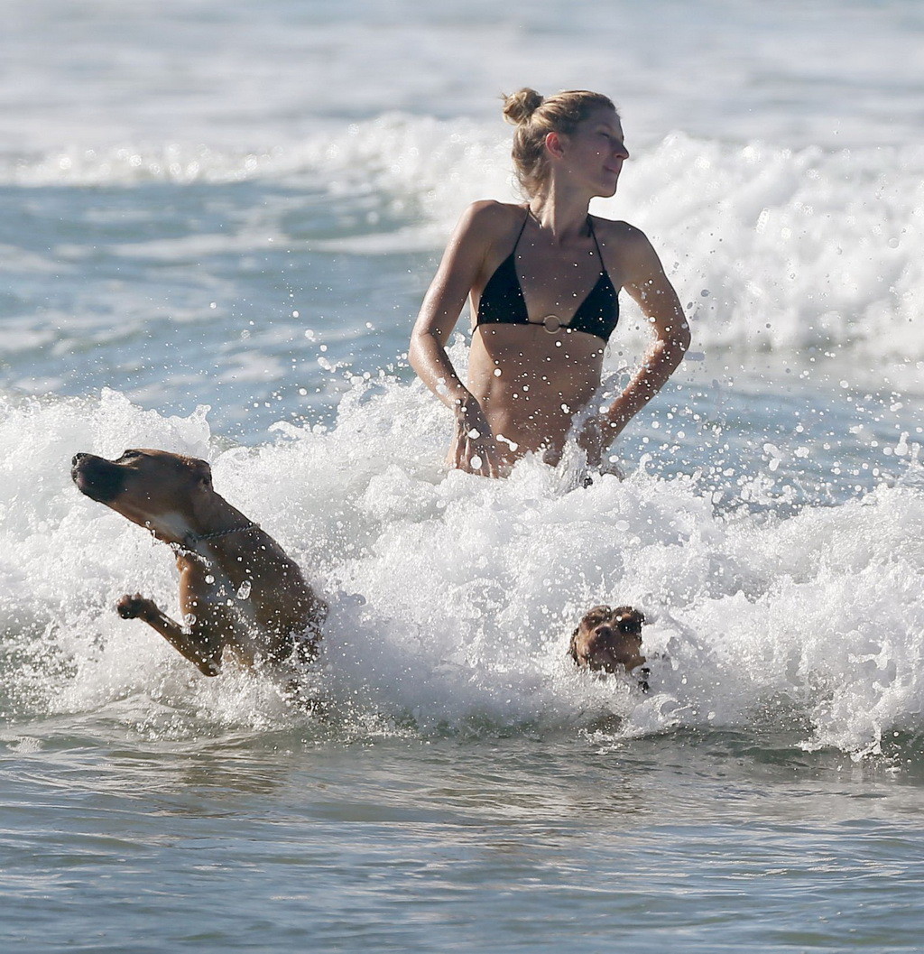 Gisele Bundchen showing ass in tiny black bikini at the beach in Costa Rica #75178754