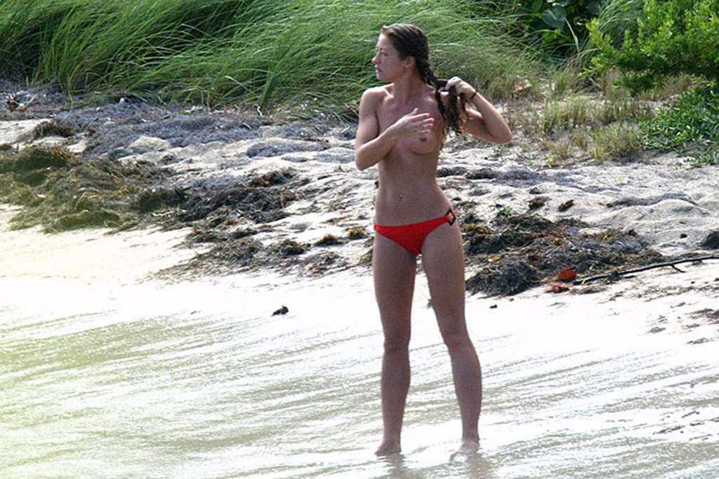 Rebecca gayheart entblößt ihre schönen großen Titten auf Yacht und Strand Paparazzi Bild
 #75382468