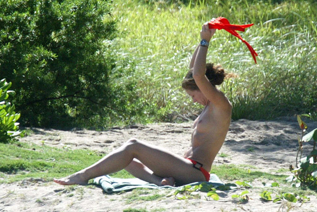 Rebecca gayheart entblößt ihre schönen großen Titten auf Yacht und Strand Paparazzi Bild
 #75382495