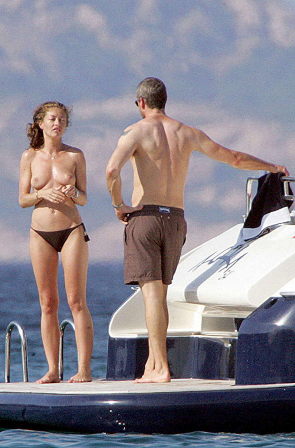 Rebecca gayheart entblößt ihre schönen großen Titten auf Yacht und Strand Paparazzi Bild
 #75382503