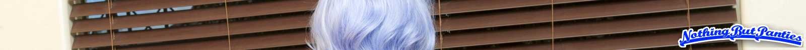 Aaliyah ama indossare capelli blu, calze pazze e mutandine di cotone mostrandoci un po' di sw
 #72632515