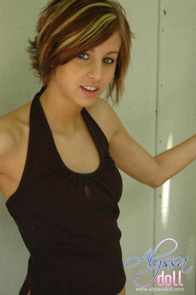 Alyssa doll, jeune brune, montre son joli cul.
 #74935191