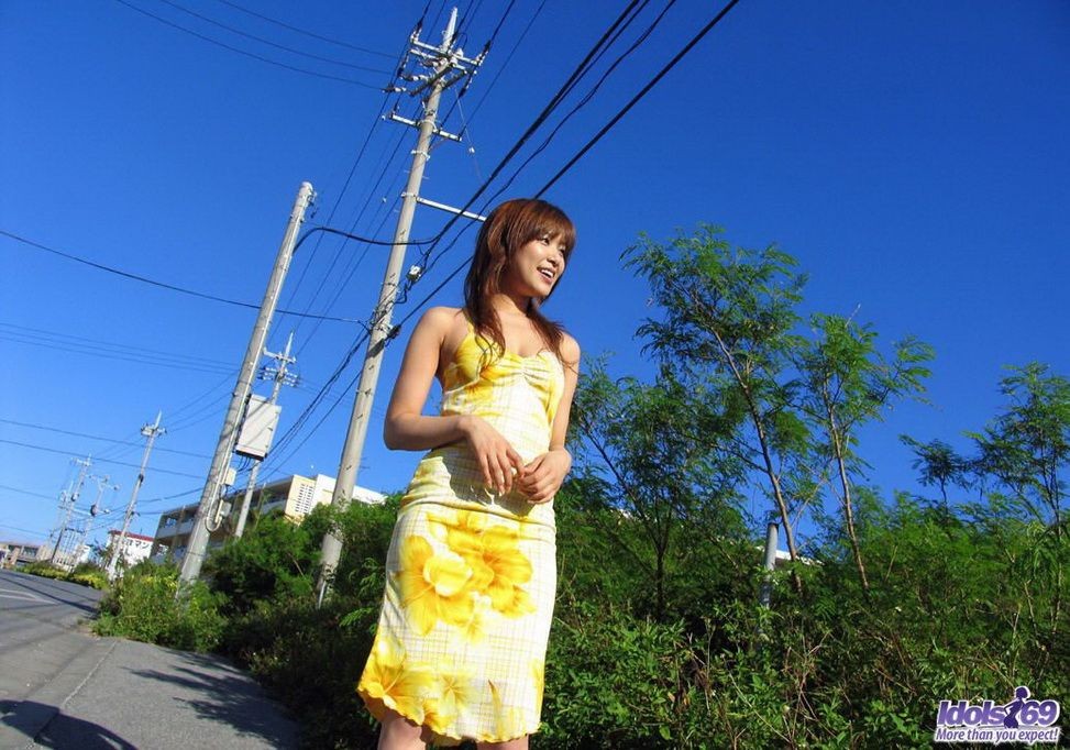 La jeune japonaise Yua Aida sur la plage avec ses seins.
 #69744312