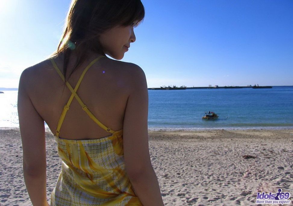 Giovane giapponese yua aida sulla spiaggia che mostra le tette
 #69744338