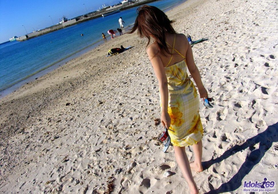 Giovane giapponese yua aida sulla spiaggia che mostra le tette
 #69744357