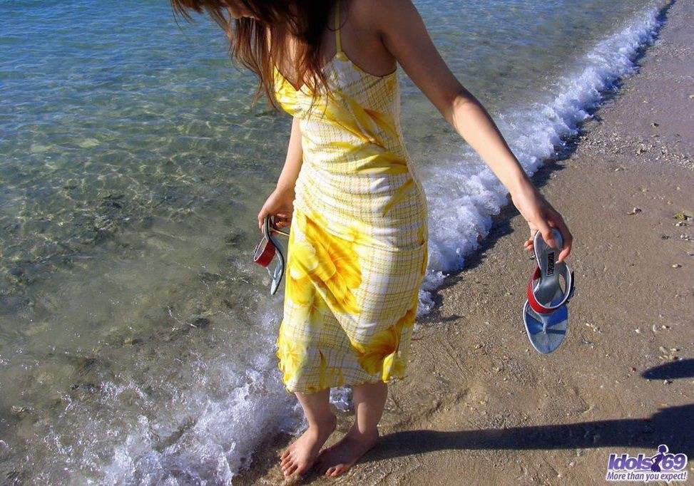 Giovane giapponese yua aida sulla spiaggia che mostra le tette
 #69744376