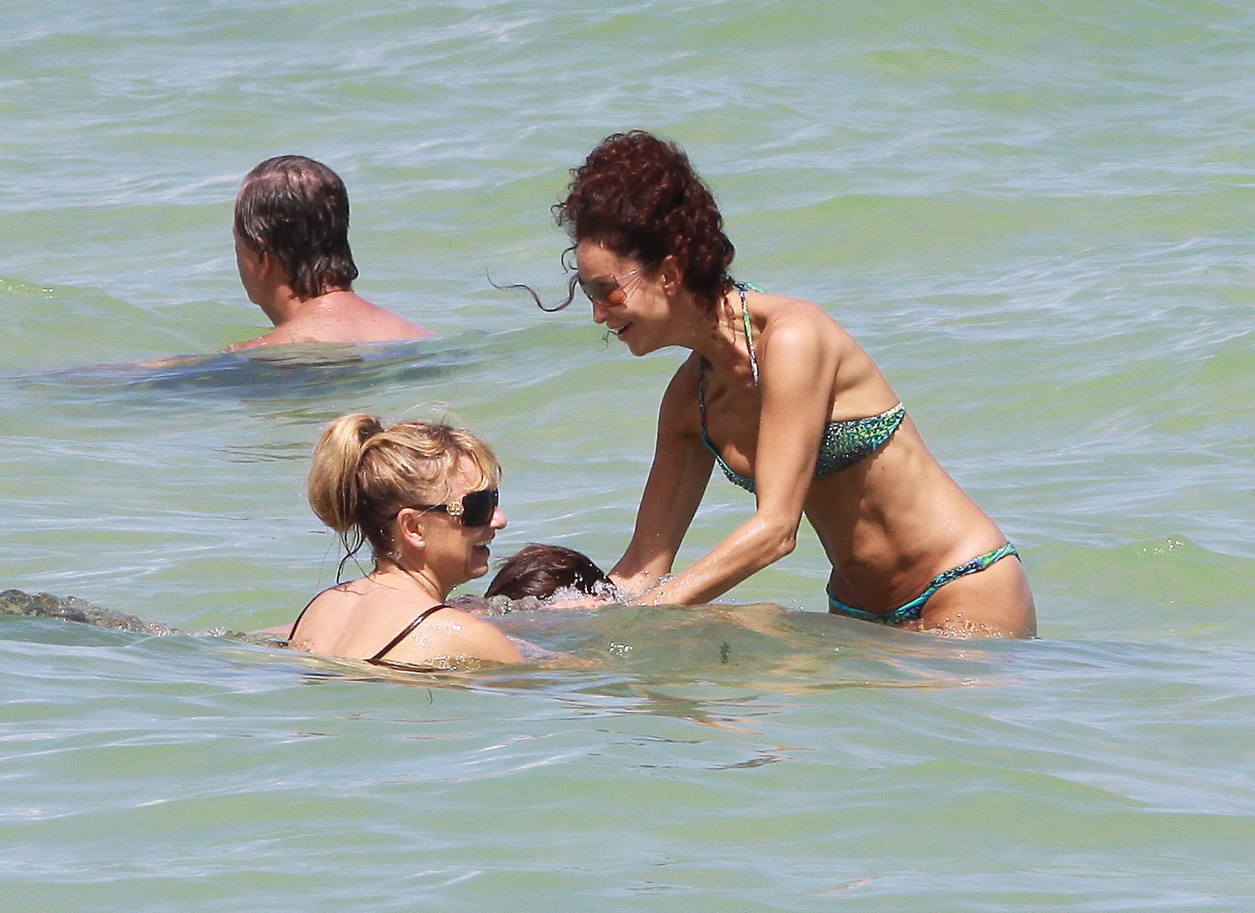 Sofia Milos vollbusig im Bikini am Strand von Miami
 #75333764