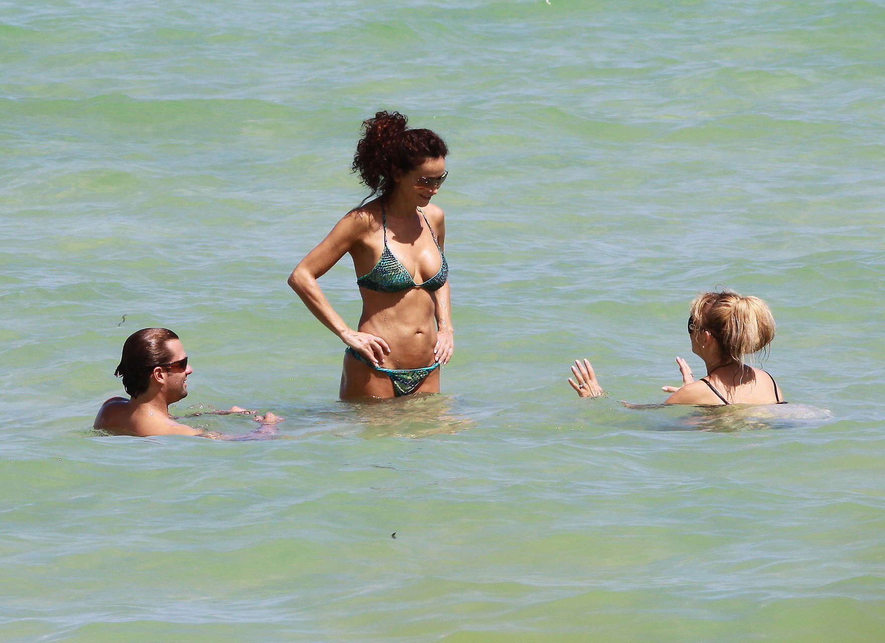 Sofia Milos vollbusig im Bikini am Strand von Miami
 #75333808