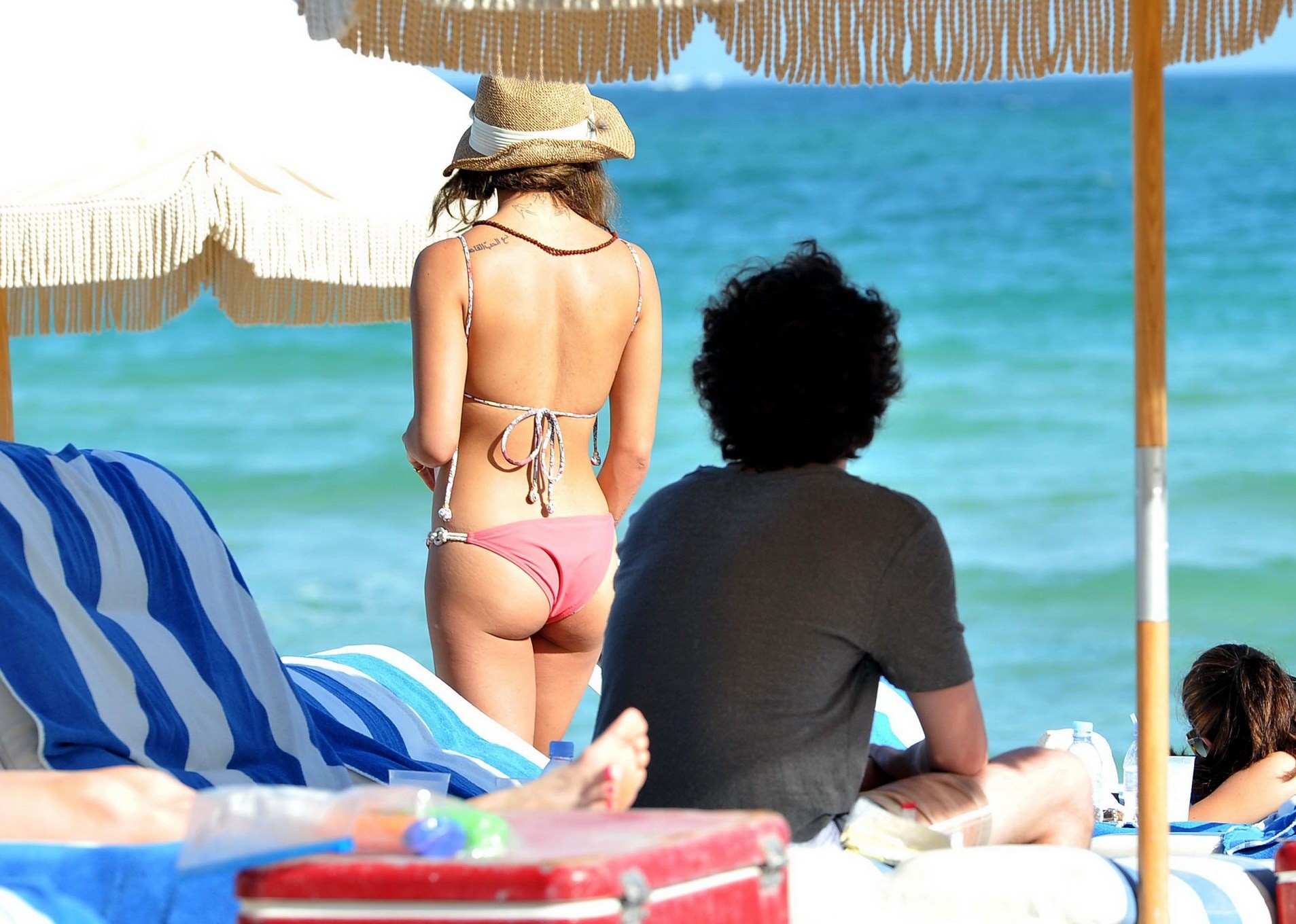 Zoe kravitz trägt einen knappen Bikini am Strand von Miami
 #75277868