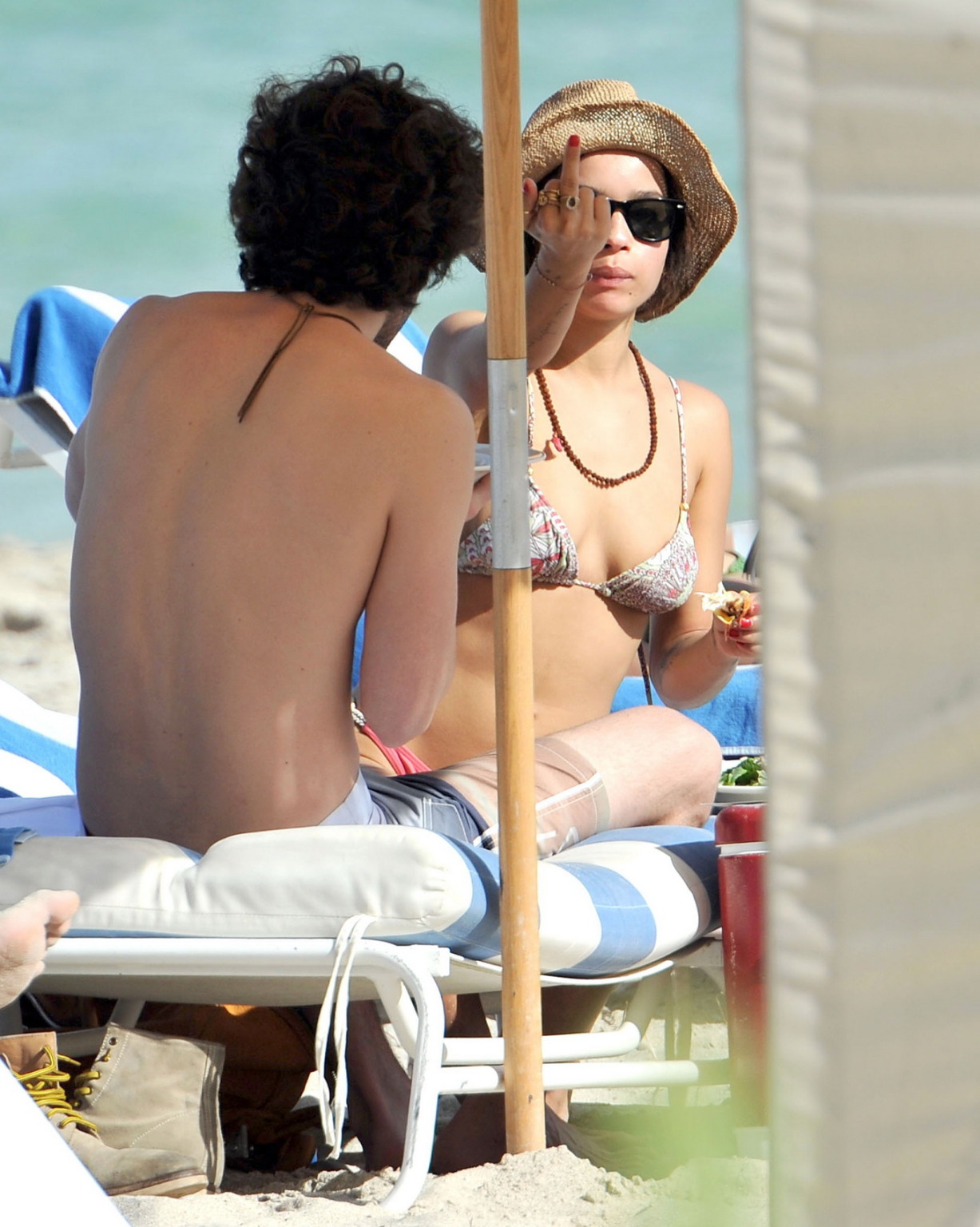 Zoe kravitz trägt einen knappen Bikini am Strand von Miami
 #75277903