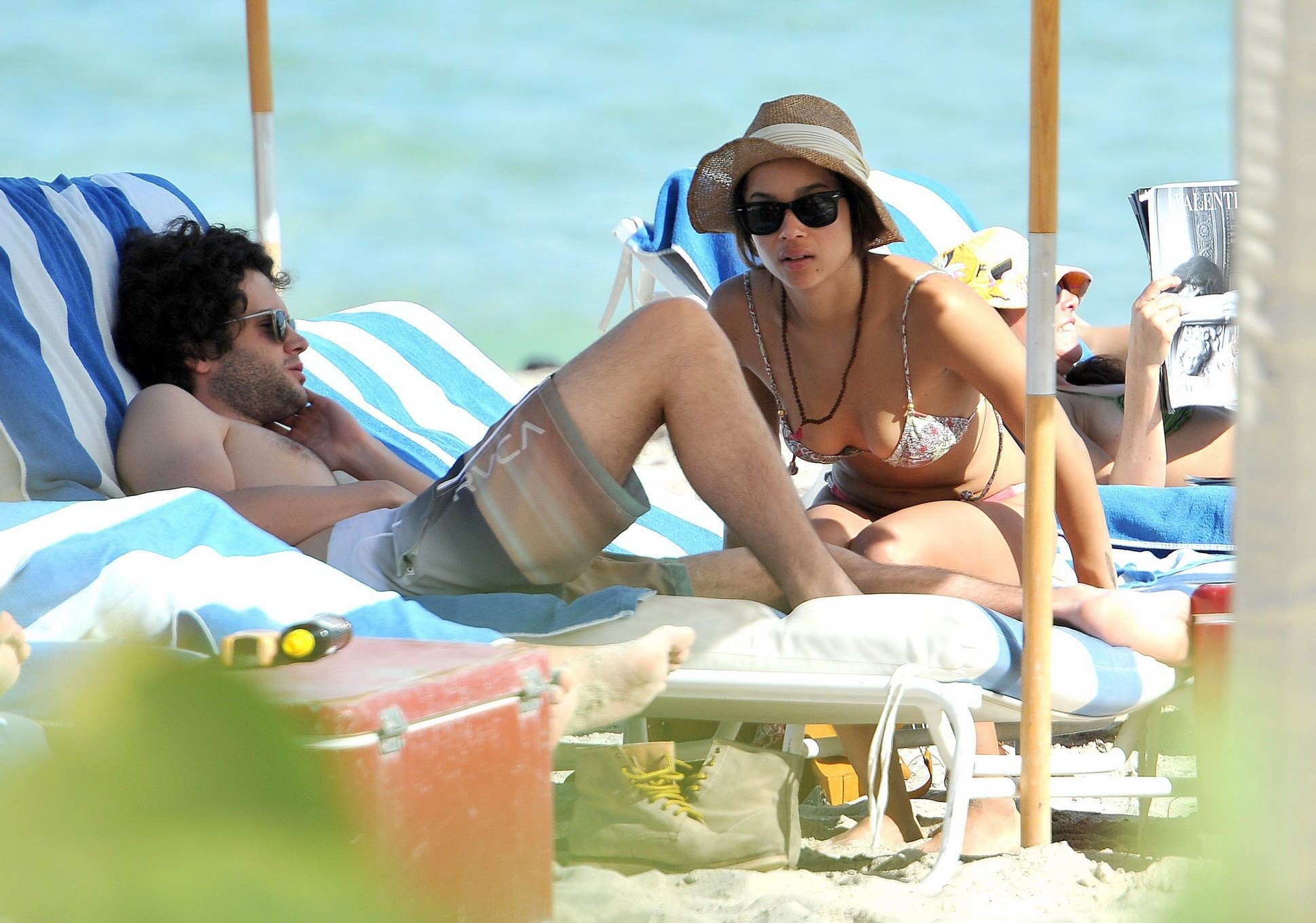 Zoe kravitz trägt einen knappen Bikini am Strand von Miami
 #75277909