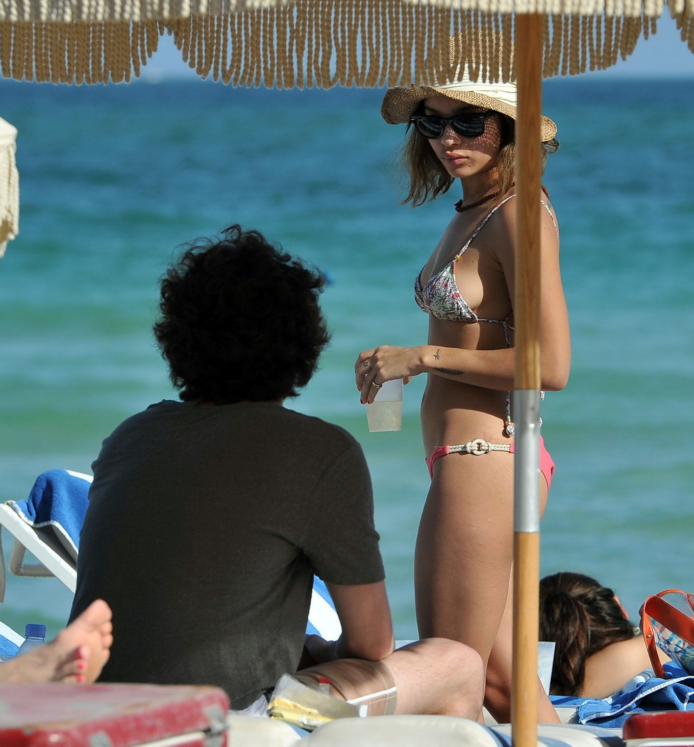 Zoe kravitz trägt einen knappen Bikini am Strand von Miami
 #75277917