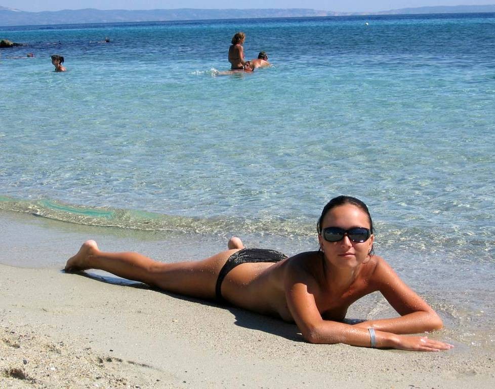 Une jeune nudiste n'hésite pas à poser nue à la plage
 #72251118