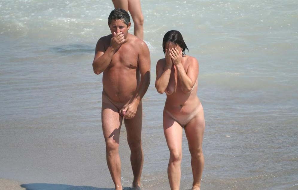 Giovane nudista non si vergogna di posare nuda in spiaggia
 #72251152
