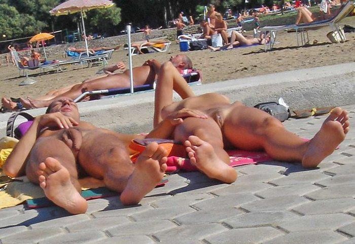 Giovane nudista non si vergogna di posare nuda in spiaggia
 #72251158