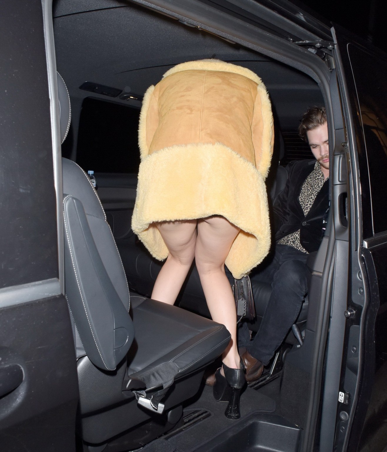 Charli xcxのアップスカートは、ロンドンで彼女の裸のお尻を点滅させる
 #75150786