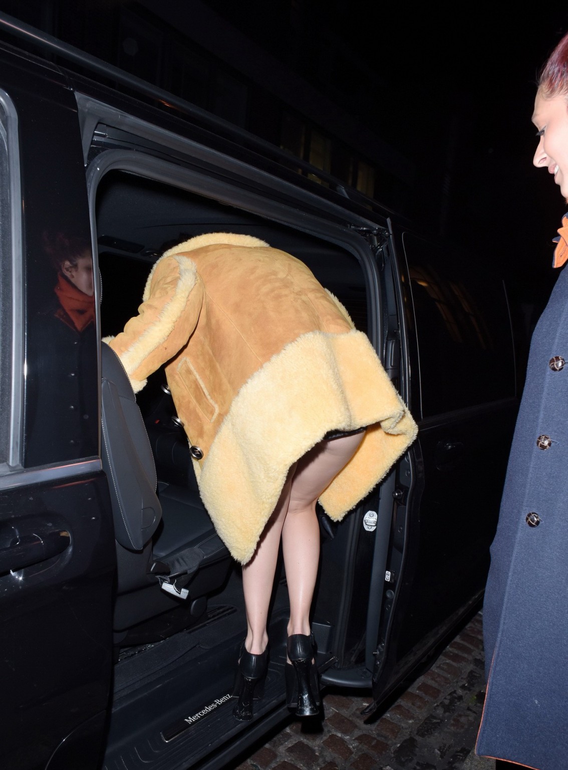 Charli xcxのアップスカートは、ロンドンで彼女の裸のお尻を点滅させる
 #75150884