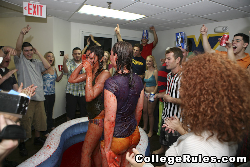 College-Mädchen sind nackt auf der Party geben blowjobs
 #74556635