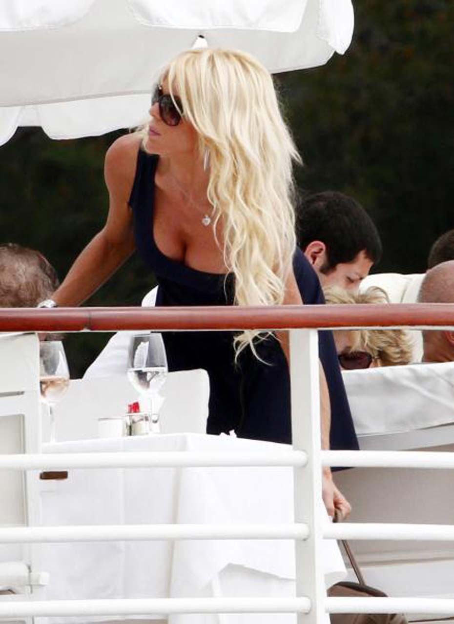 Victoria silvstedt montrant son beau cul en bikini blanc sur la plage et en jupe haute
 #75303008