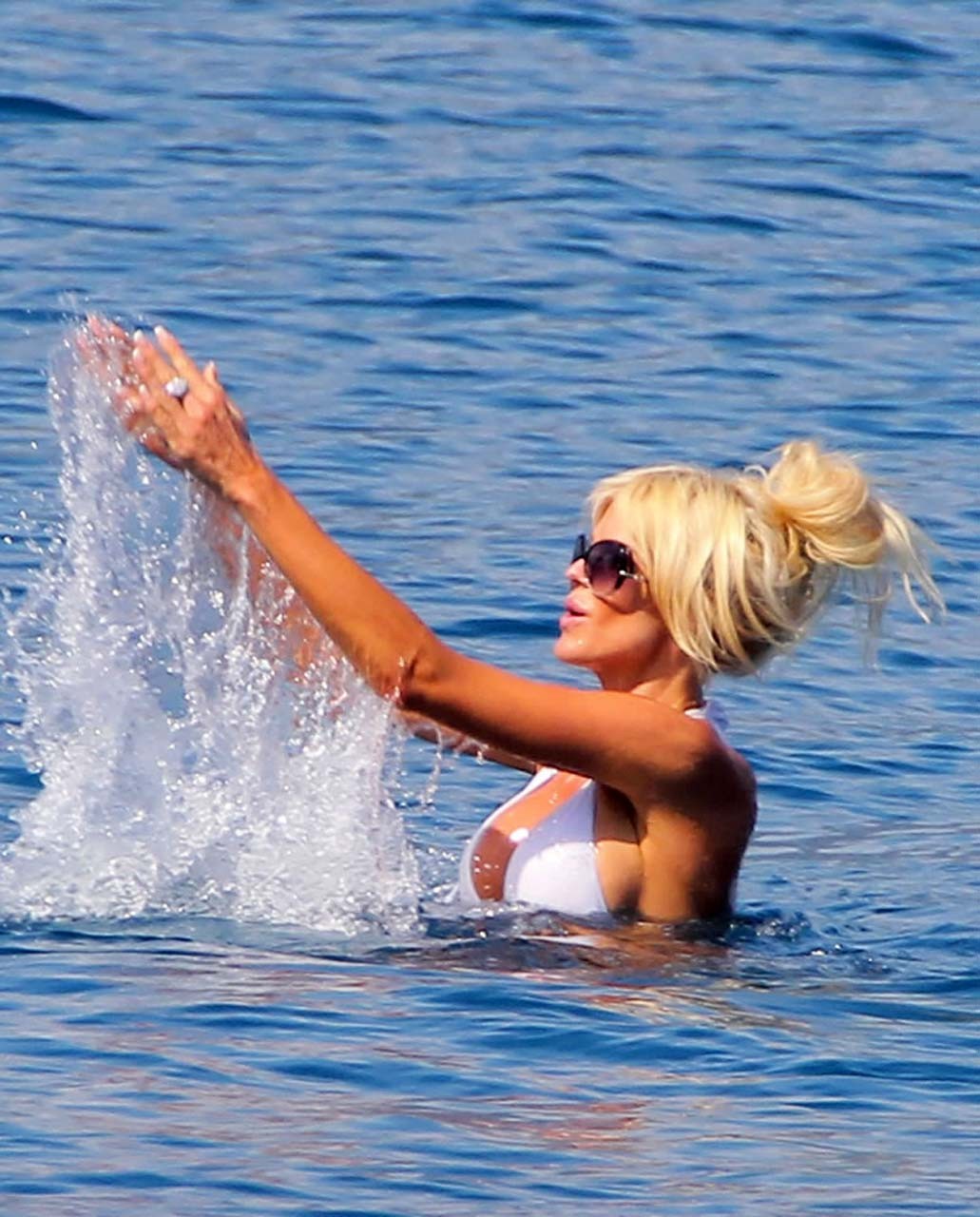 Victoria silvstedt mostrando il suo grande culo in bikini bianco sulla spiaggia e upskirt
 #75303031