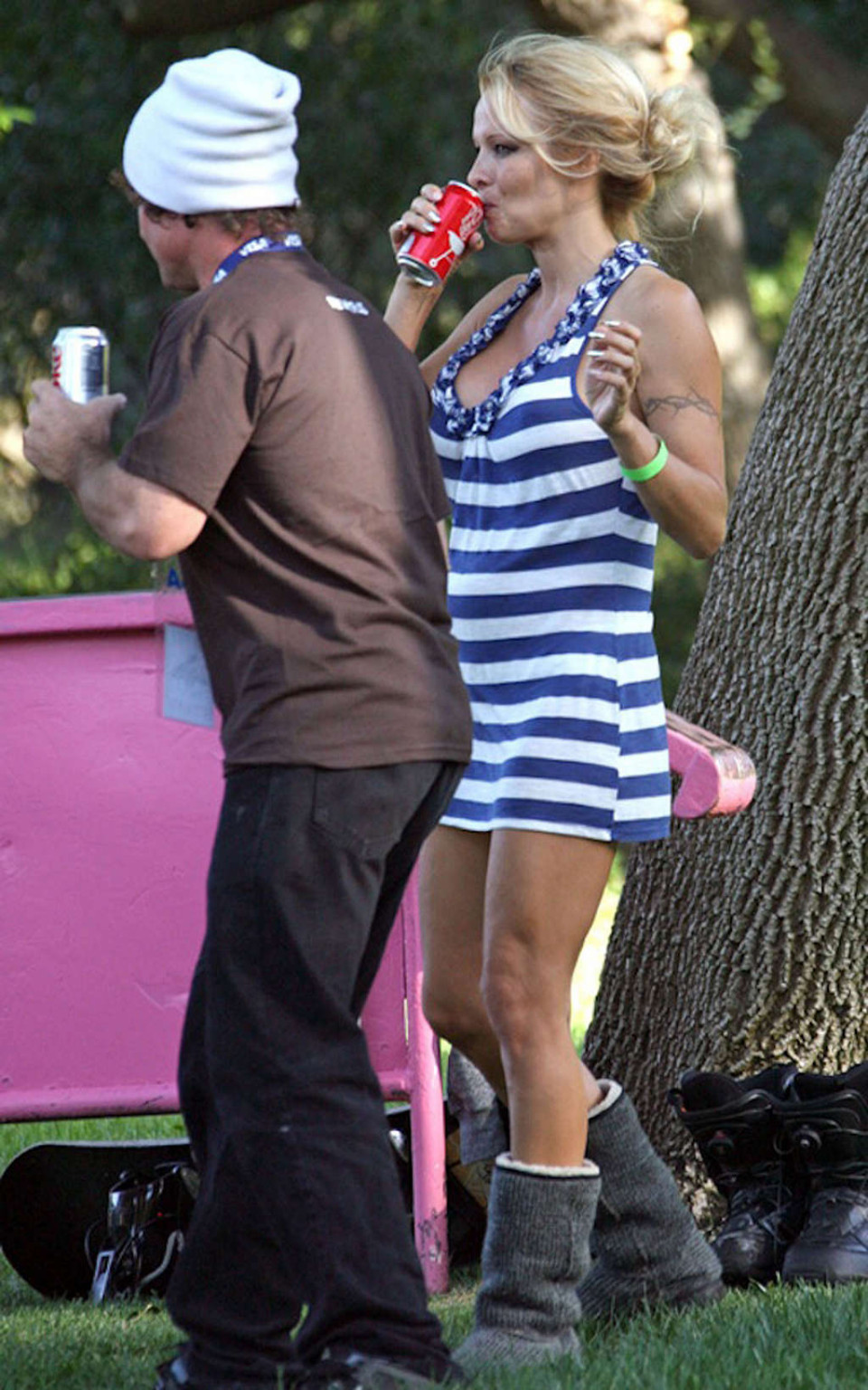 Pamela anderson upskirt mientras snowbording en la hierba y squzzing tetas
 #75376881