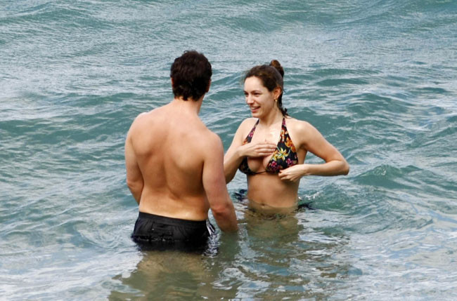 Célébrités : Kelly Brook expose ses seins sur la plage.
 #75405946