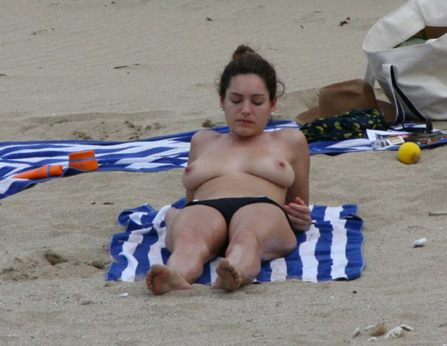 Celebrity babe Kelly Brook exposed boobs on the beach #75406037