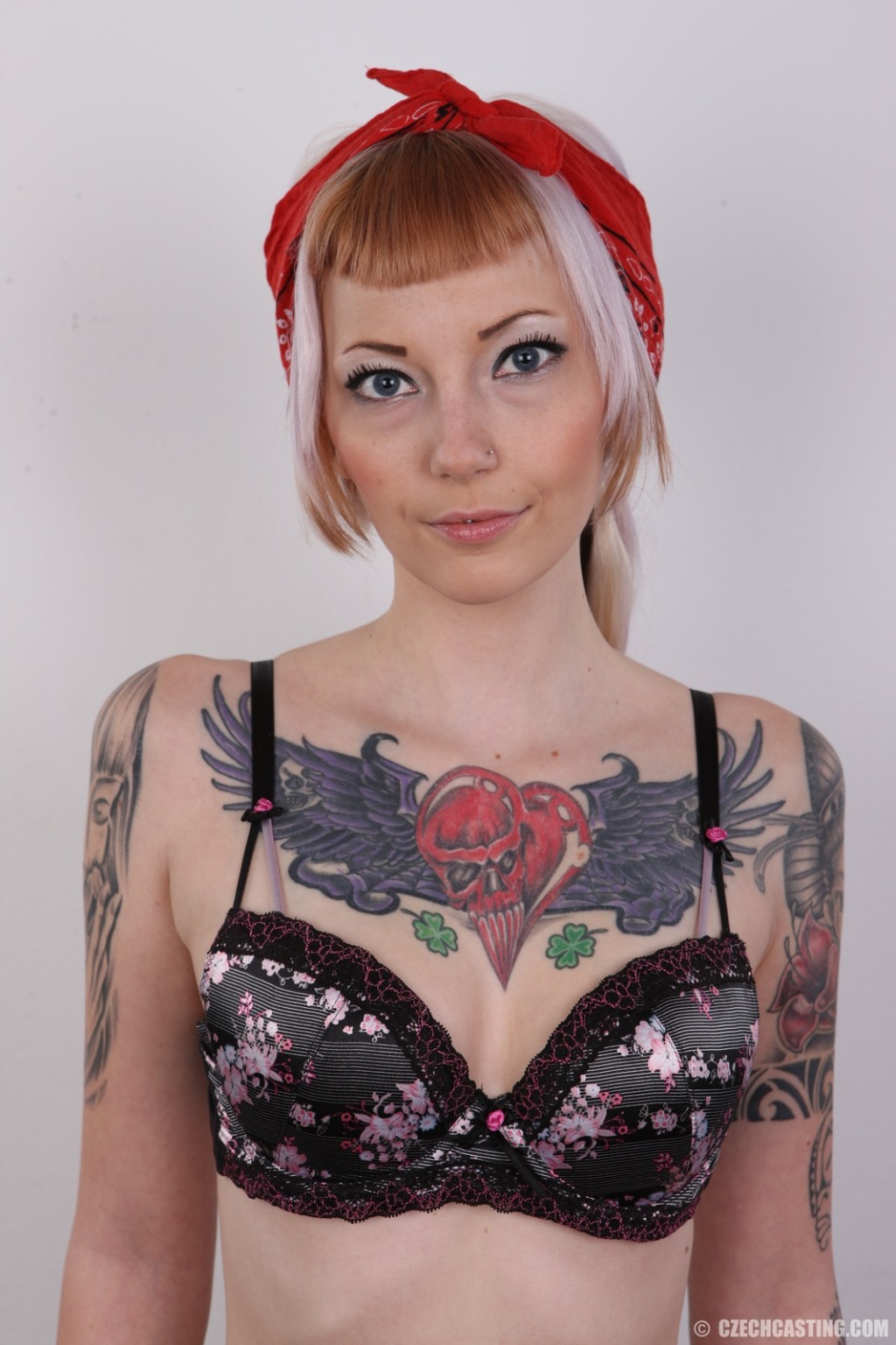 Une fille tatouée pose nue
 #67193753