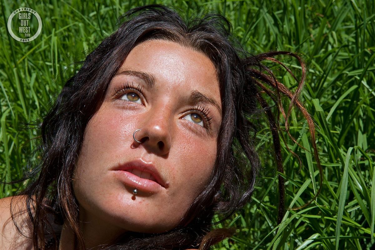 Chica hippie amateur australiana desnudándose al aire libre
 #72652617