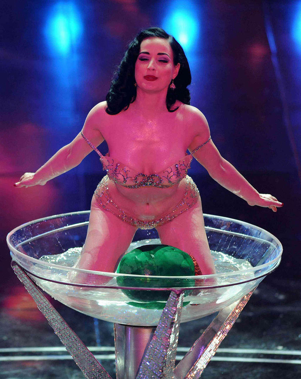 Dita von teese montre ses beaux gros seins en faisant du streaptese.
 #75358972