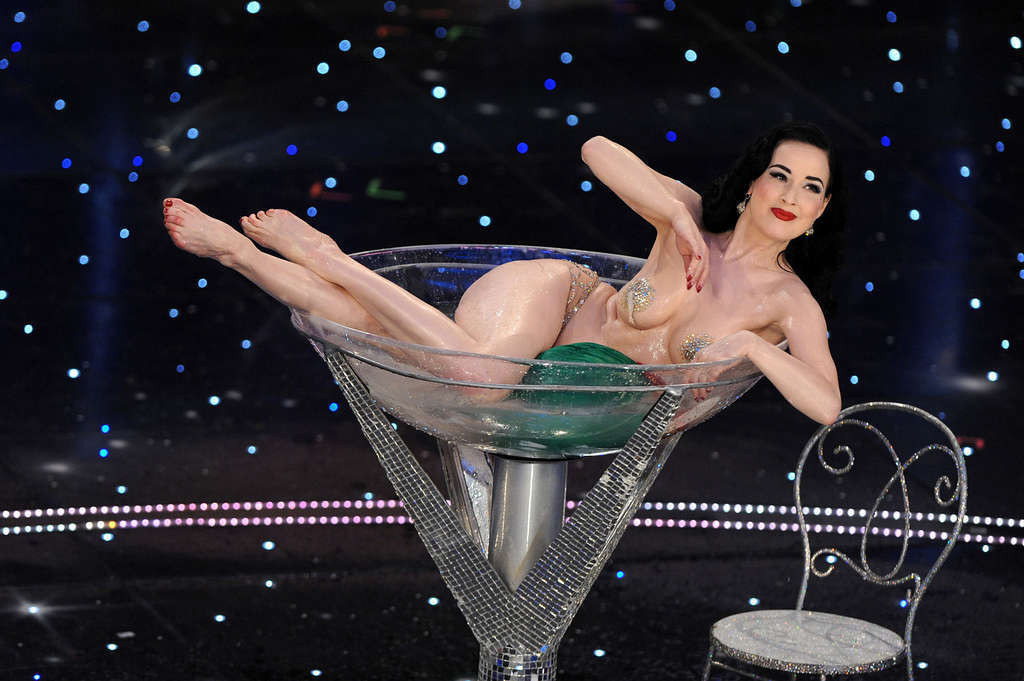 Dita von teese mostrando sus bonitas y grandes tetas mientras realiza streaptese
 #75358981