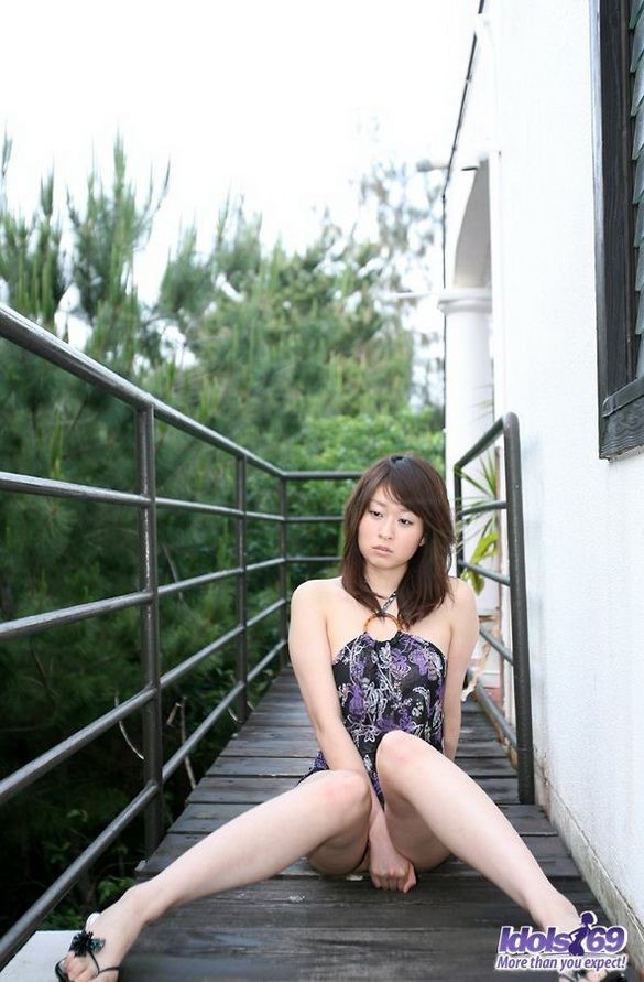 La ídolo japonesa risa misaki muestra sus tetas y su coño
 #69784188