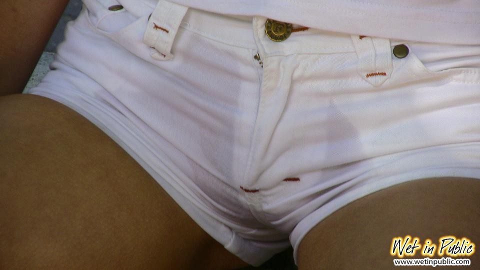 Vergüenza de orinar en público de una nena en los pantalones cortos blancos y su coño desnudo
 #73245361
