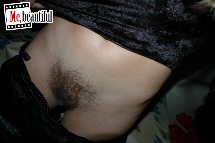 Chatte poilue et petits seins d'une nana amateur qui se photographie elle-même
 #77491655