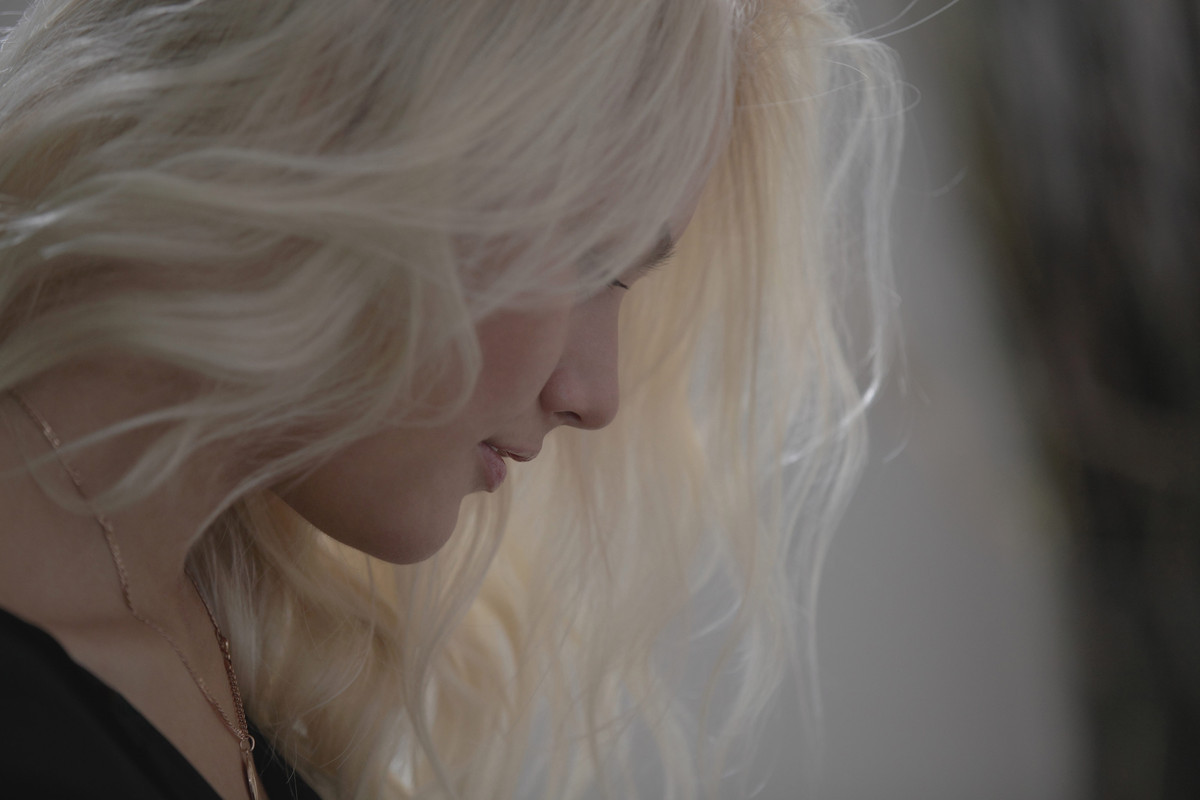 Pequeña joven cabalgando una polla en la cama
 #71251387