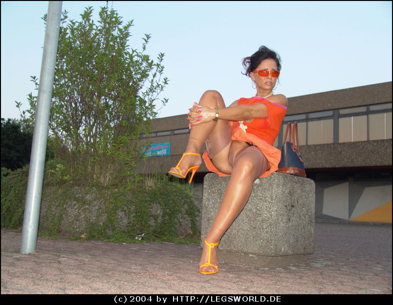 日焼けしたストッキングで脚の長いドイツ人女性が公衆の面前でポーズをとる
 #78035092