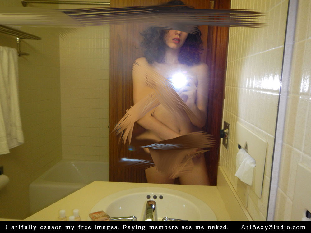 Estudiante de arte de la universidad selfies desnudos en el espejo
 #67331071