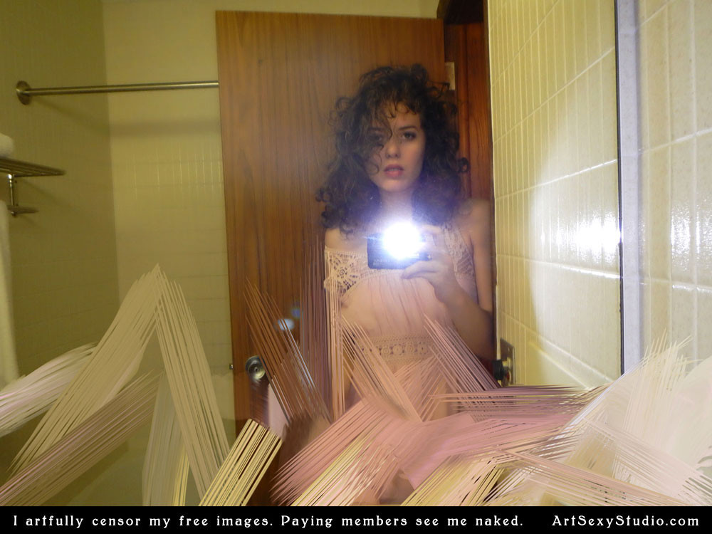Estudiante de arte de la universidad selfies desnudos en el espejo
 #67331078