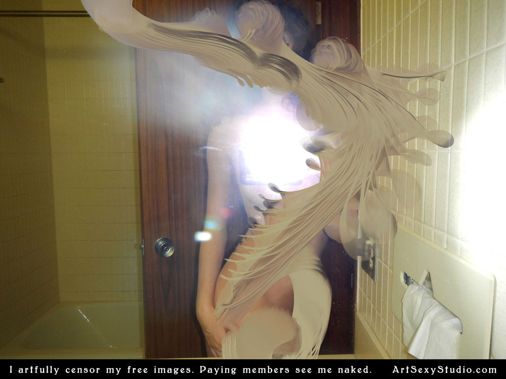 Estudiante de arte de la universidad selfies desnudos en el espejo
 #67331096