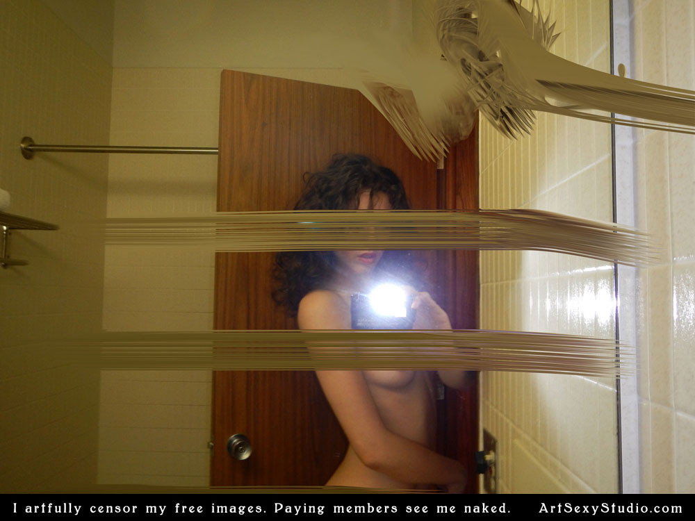 Studente d'arte del college nudo selfies in specchio
 #67331102
