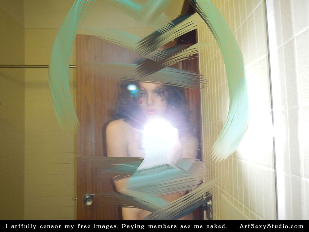 Estudiante de arte de la universidad selfies desnudos en el espejo
 #67331106